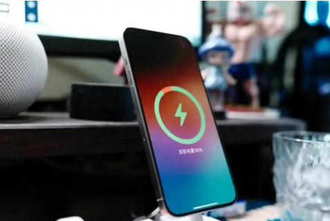嘉祥苹果15换屏服务分享用什么充电器给iPhone15充电更好 